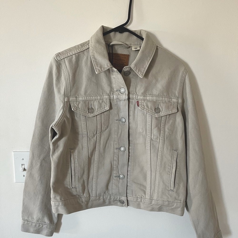 NWT Levi’s cream denim jacket